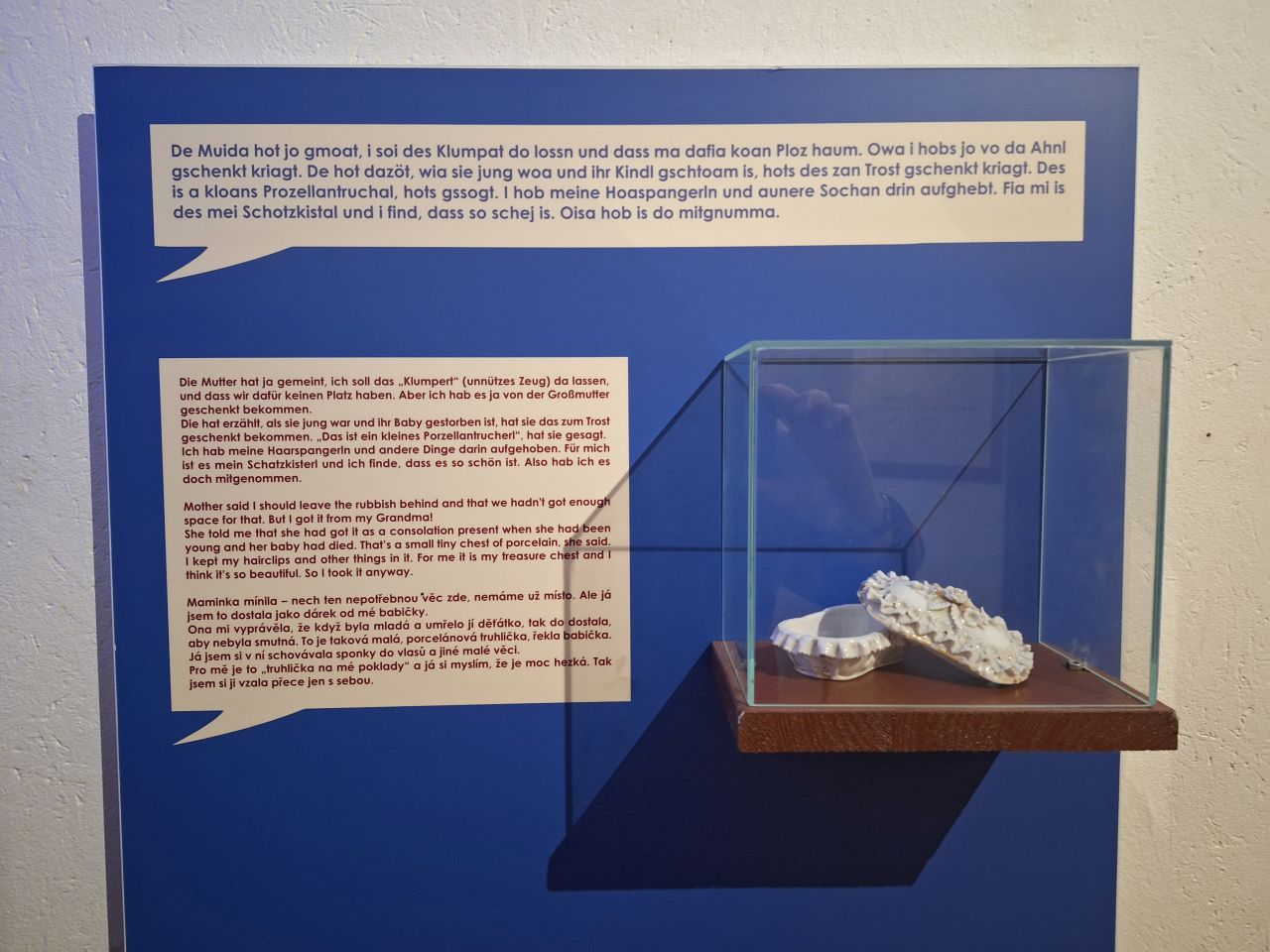 Blick in die Ausstellung "Vor 80 Jahren - Den Wurzeln entrissen" (© Südmährisches Heimatmuseum Thayaland, Foto: Brigitta Appel)
